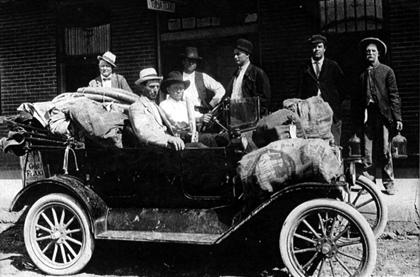 Going to Silverton, Texas, in 1913. W. R. Bill Payne was the driver. Passenger in the car is unknown. Standing, left to right: Mack Crawford, Tom Ervin, Ed Haygood, F. S. McCune and an unknown person. mail.jpg